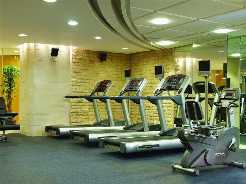 New Coast Hotel Манила Удобства фото A gym in a hotel