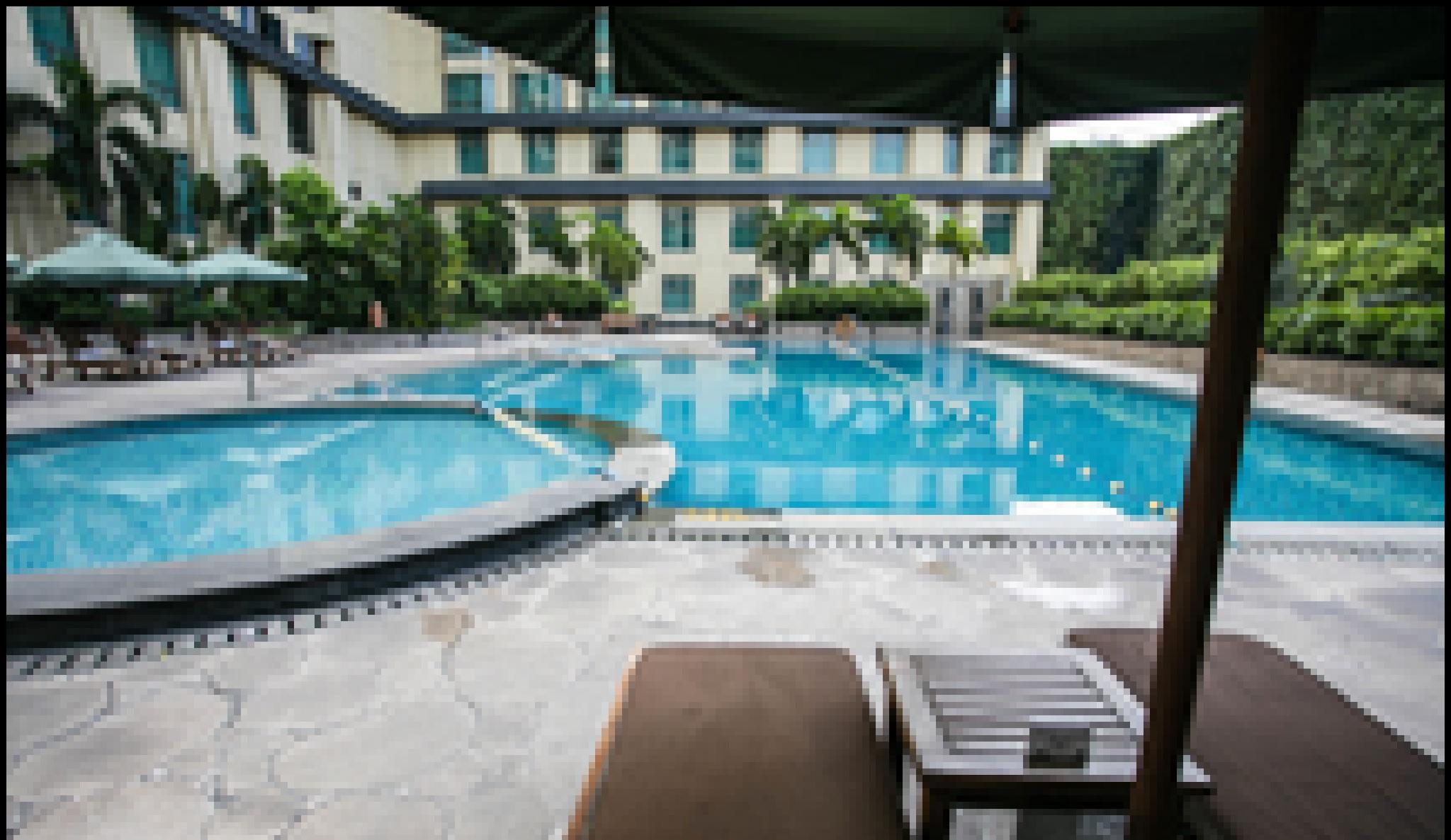 New Coast Hotel Манила Экстерьер фото The swimming pool at the hotel