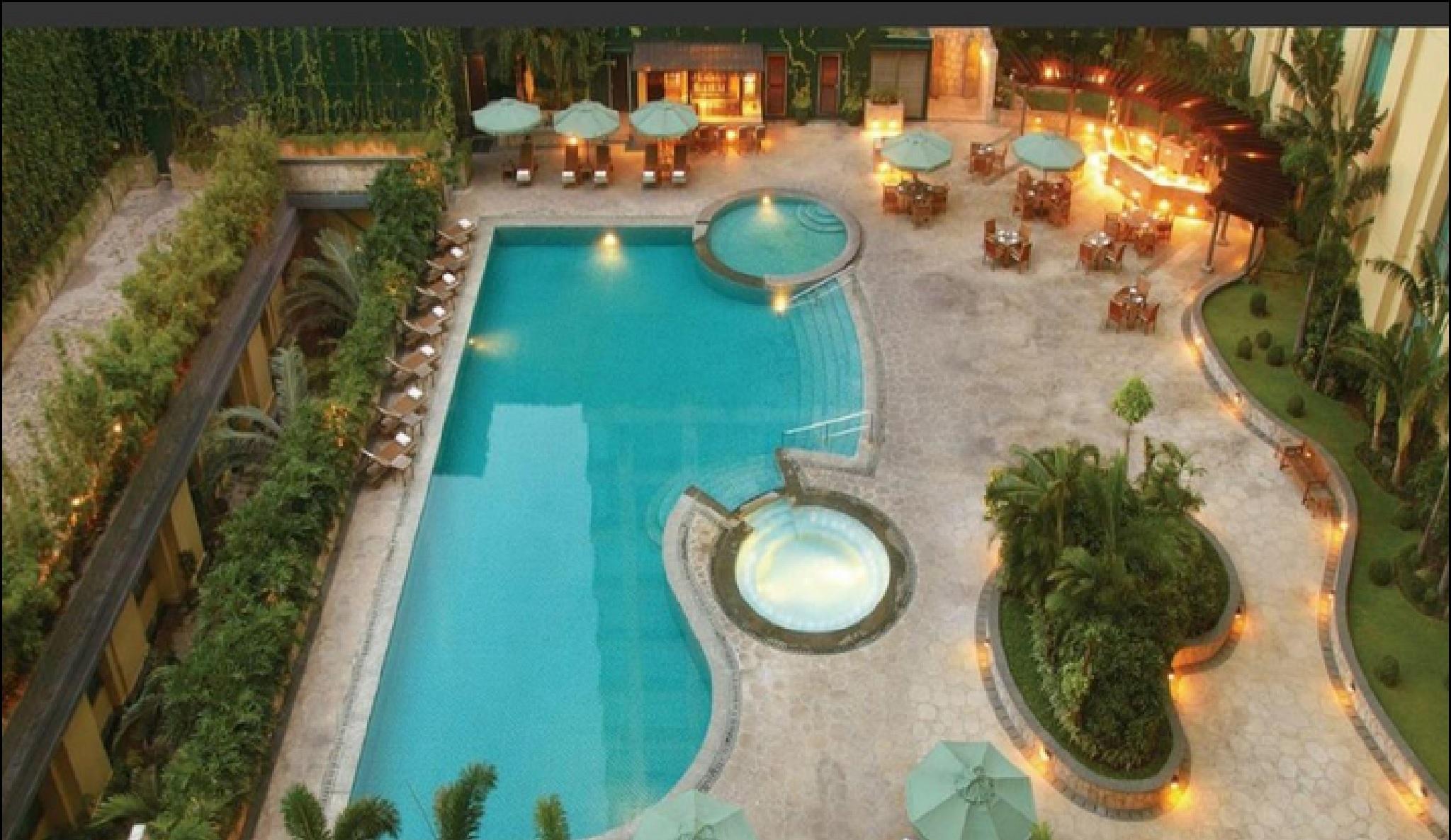 New Coast Hotel Манила Экстерьер фото The swimming pool at the hotel