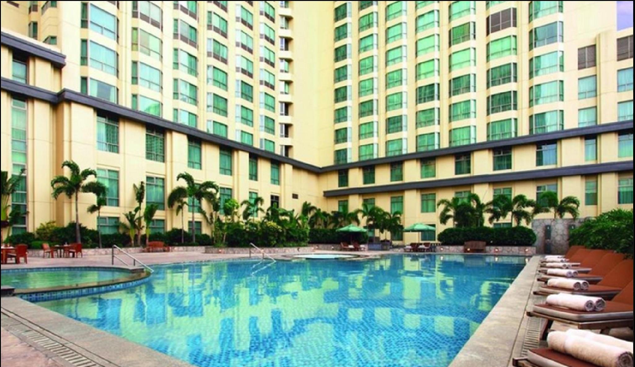 New Coast Hotel Манила Экстерьер фото The pool at the Shangri-La Hotel, Manila