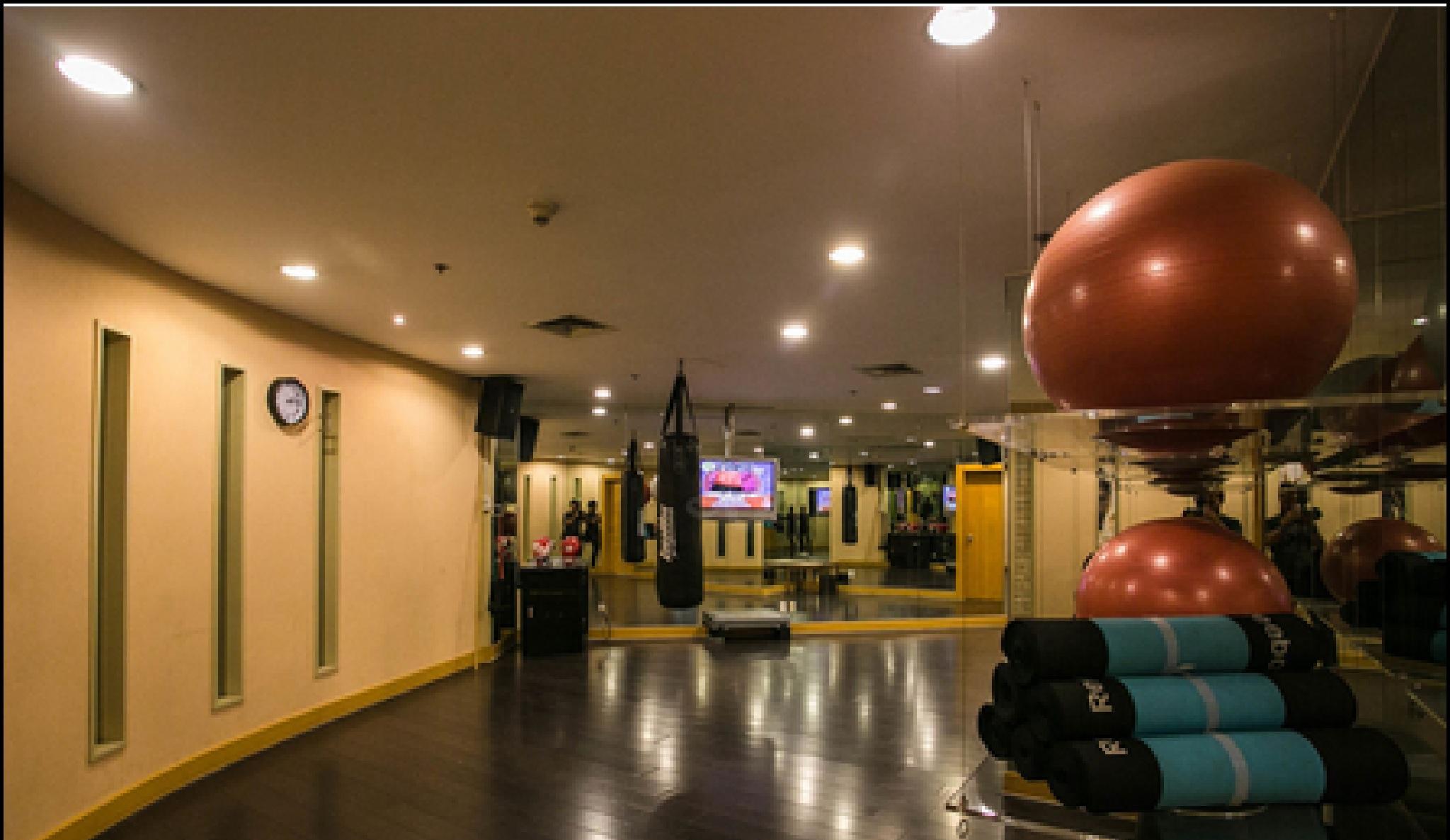 New Coast Hotel Манила Экстерьер фото The gym at the hotel