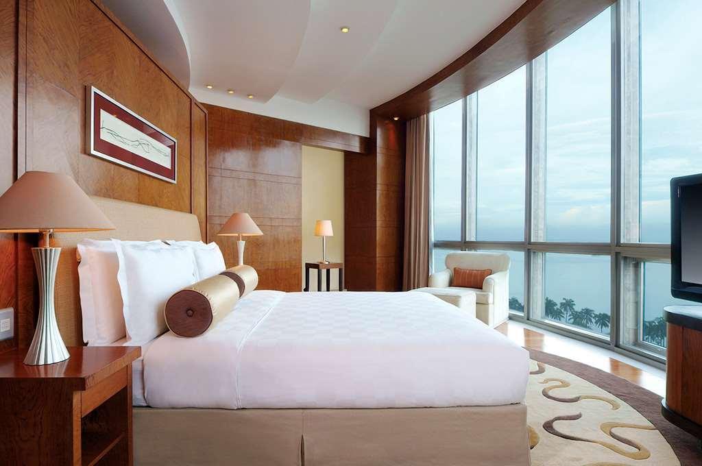 New Coast Hotel Манила Экстерьер фото A bedroom at the Shangri-La