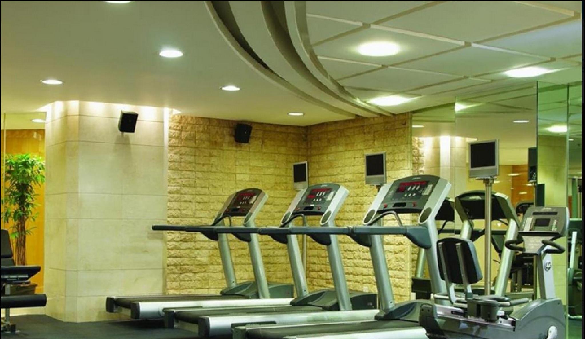 New Coast Hotel Манила Удобства фото The gym at the hotel