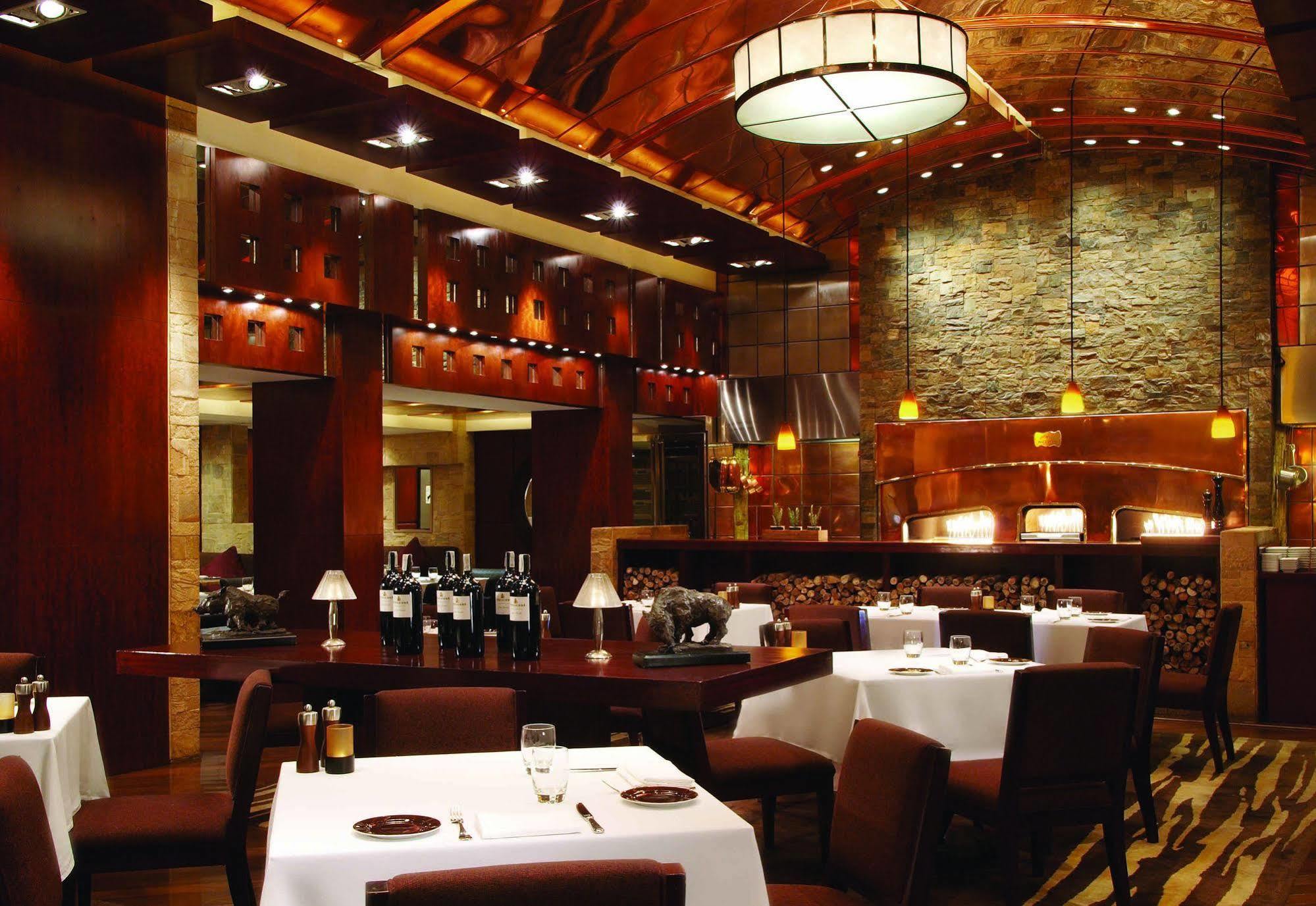 New Coast Hotel Манила Экстерьер фото Interior of a restaurant