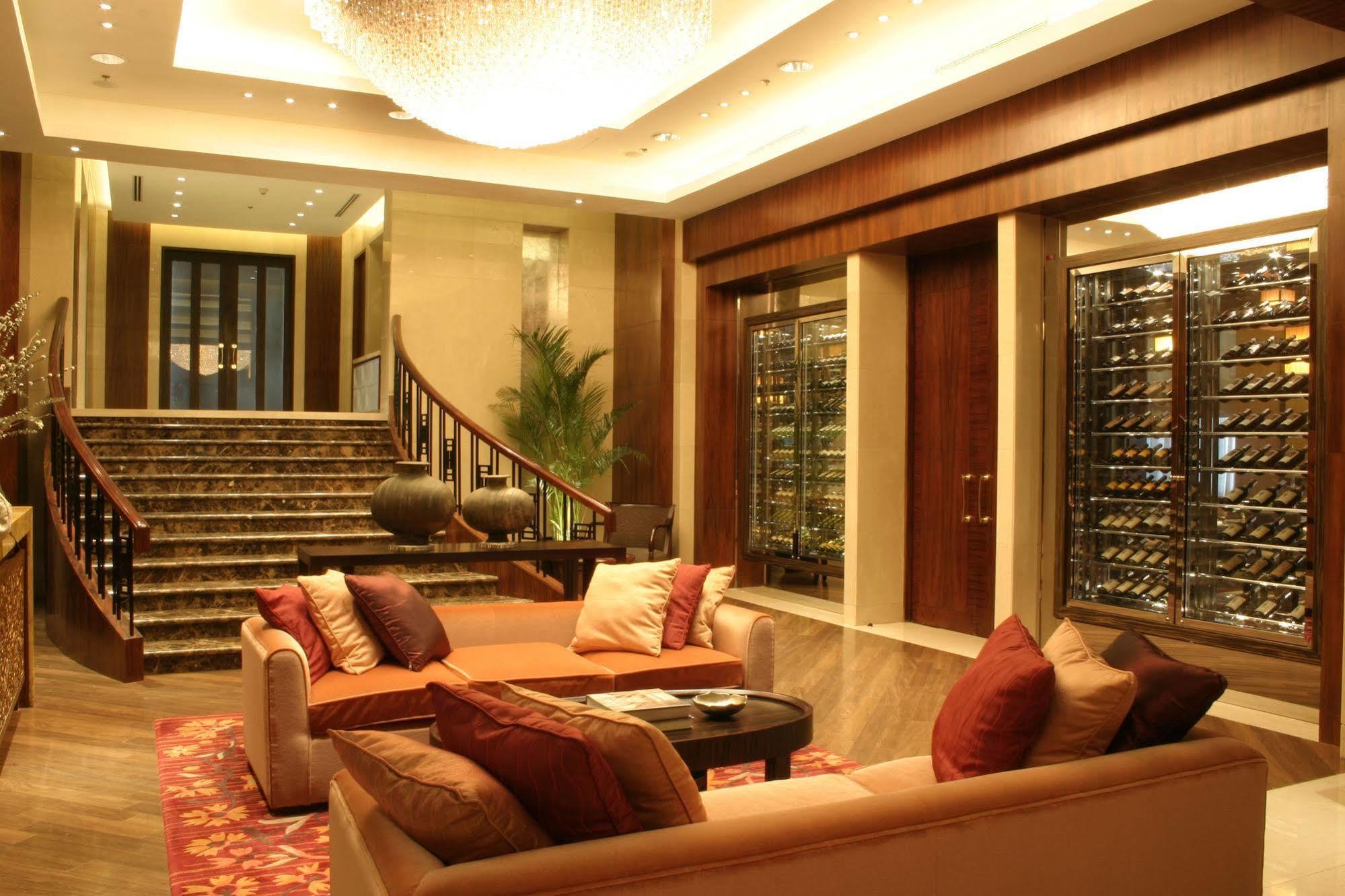 New Coast Hotel Манила Экстерьер фото The lobby of the hotel