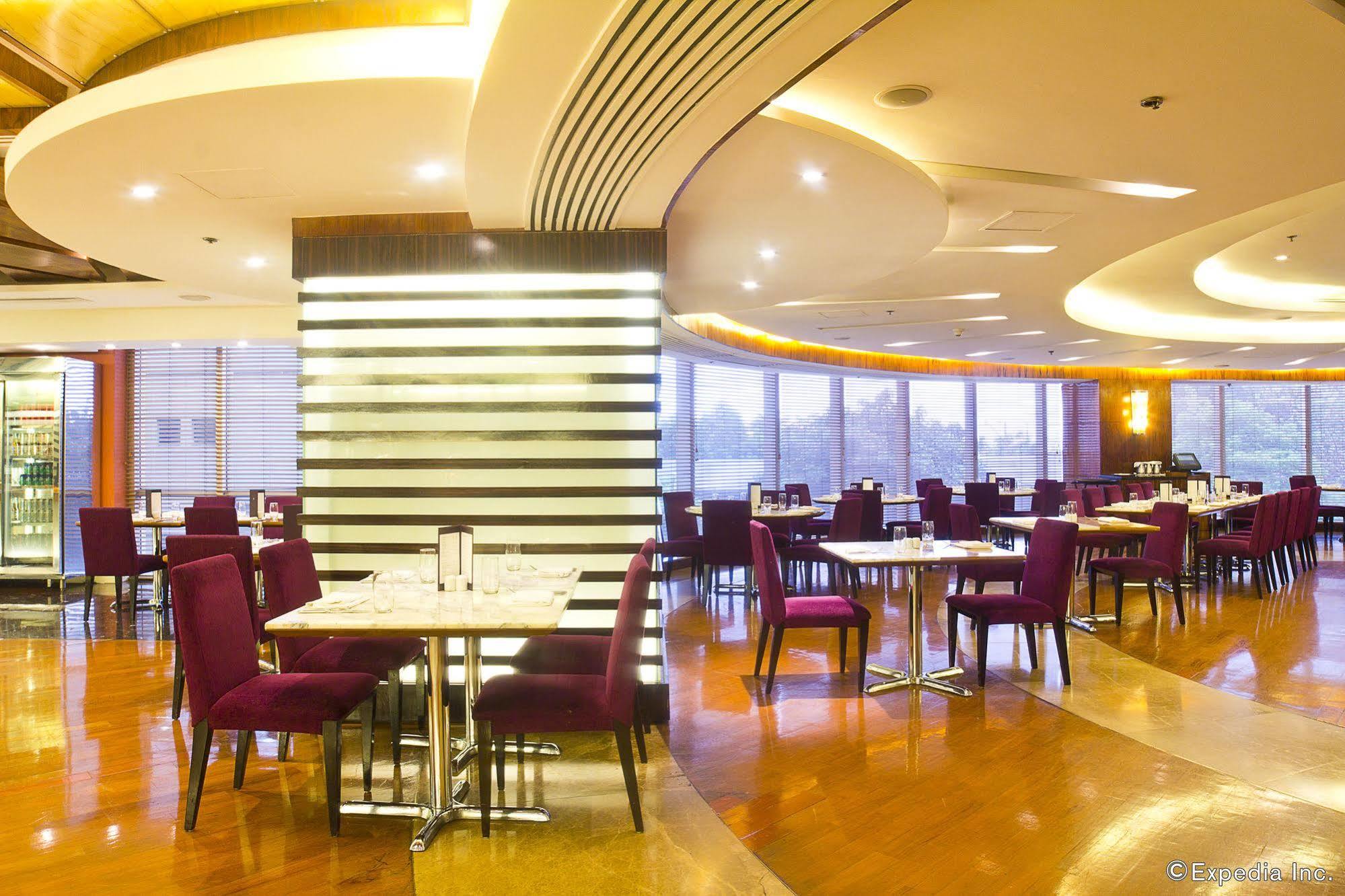 New Coast Hotel Манила Экстерьер фото The interior of the lounge