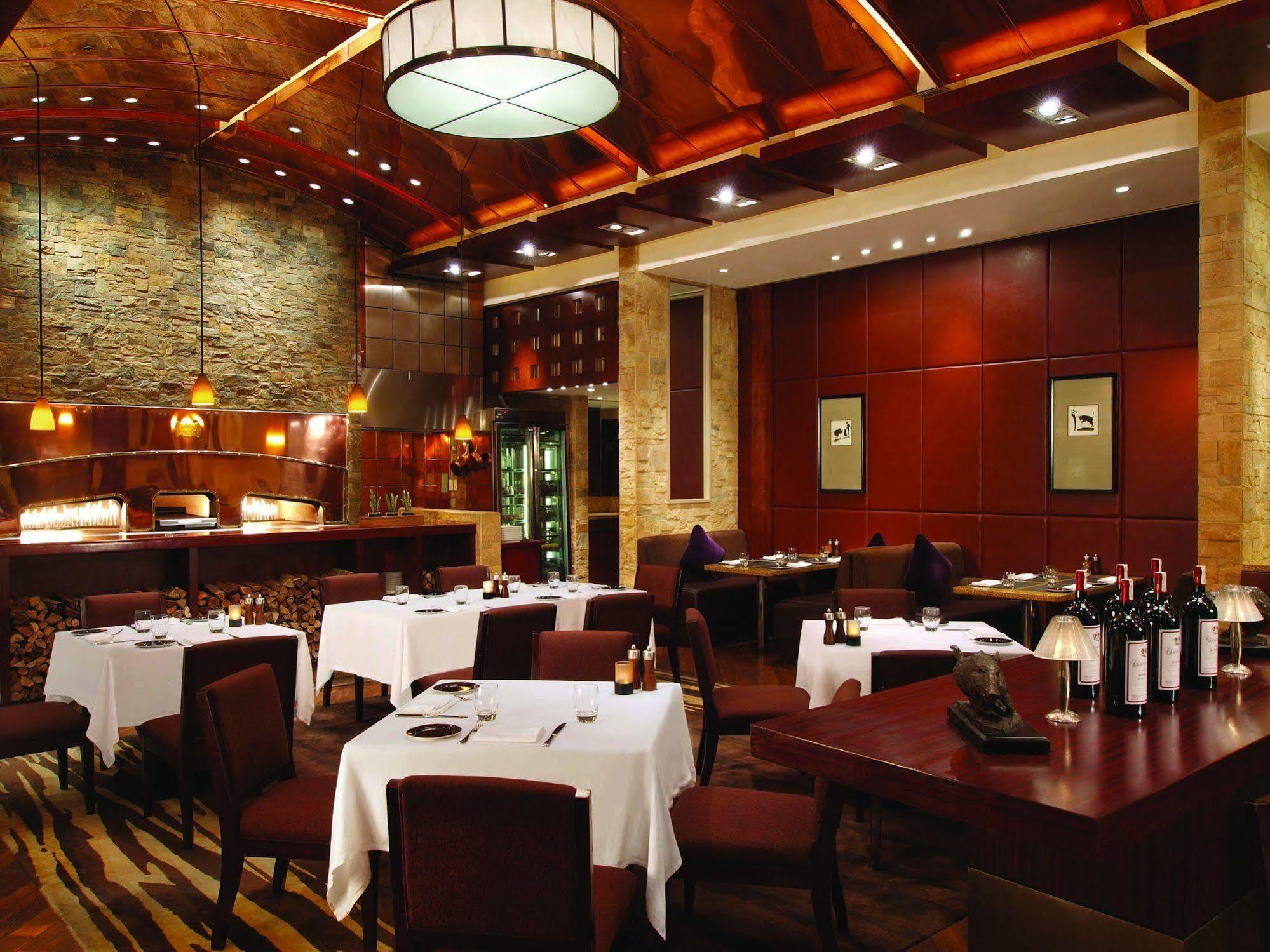 New Coast Hotel Манила Экстерьер фото Interior of a PF. Chang's restaurant