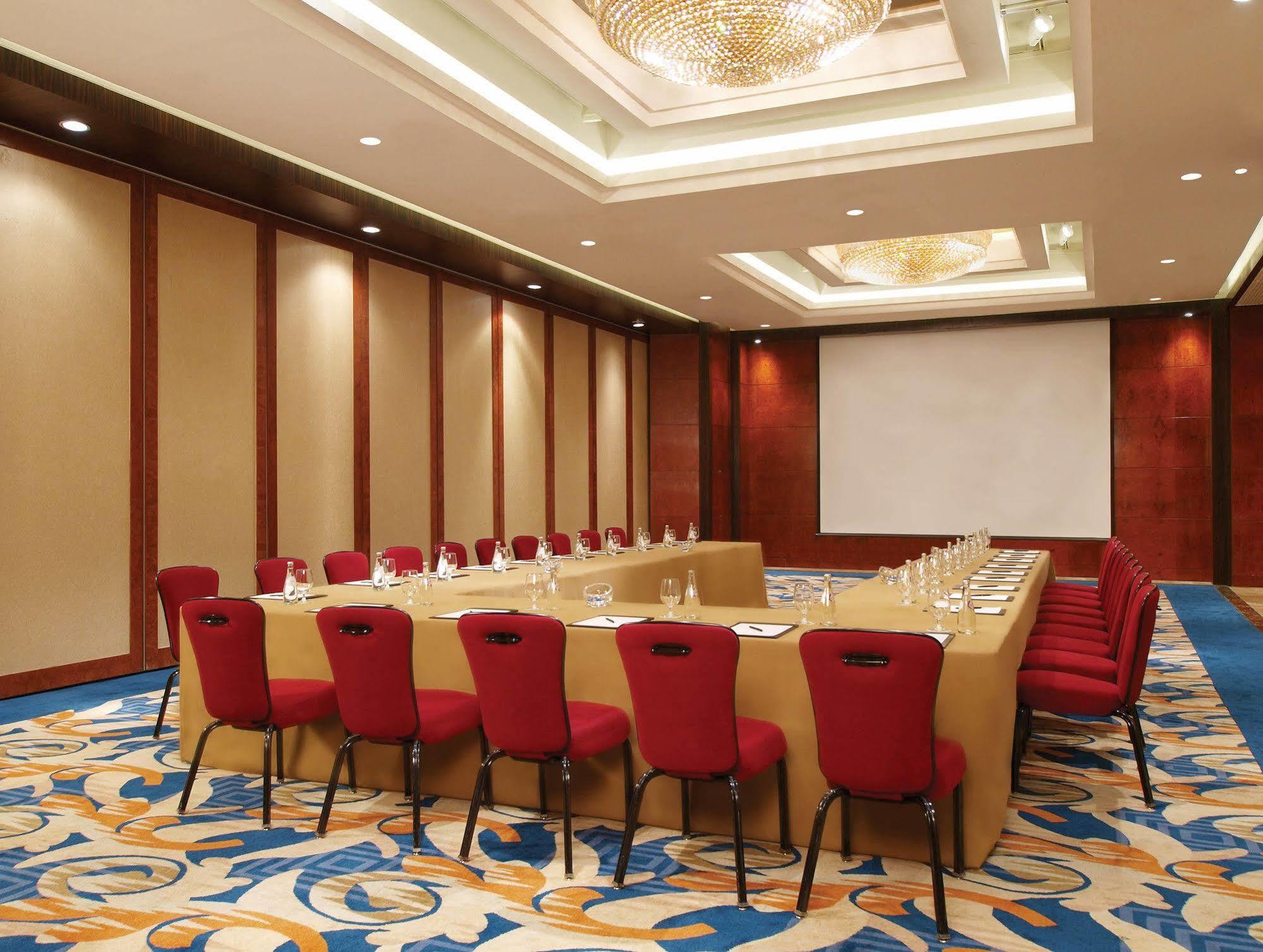 New Coast Hotel Манила Экстерьер фото Meeting room